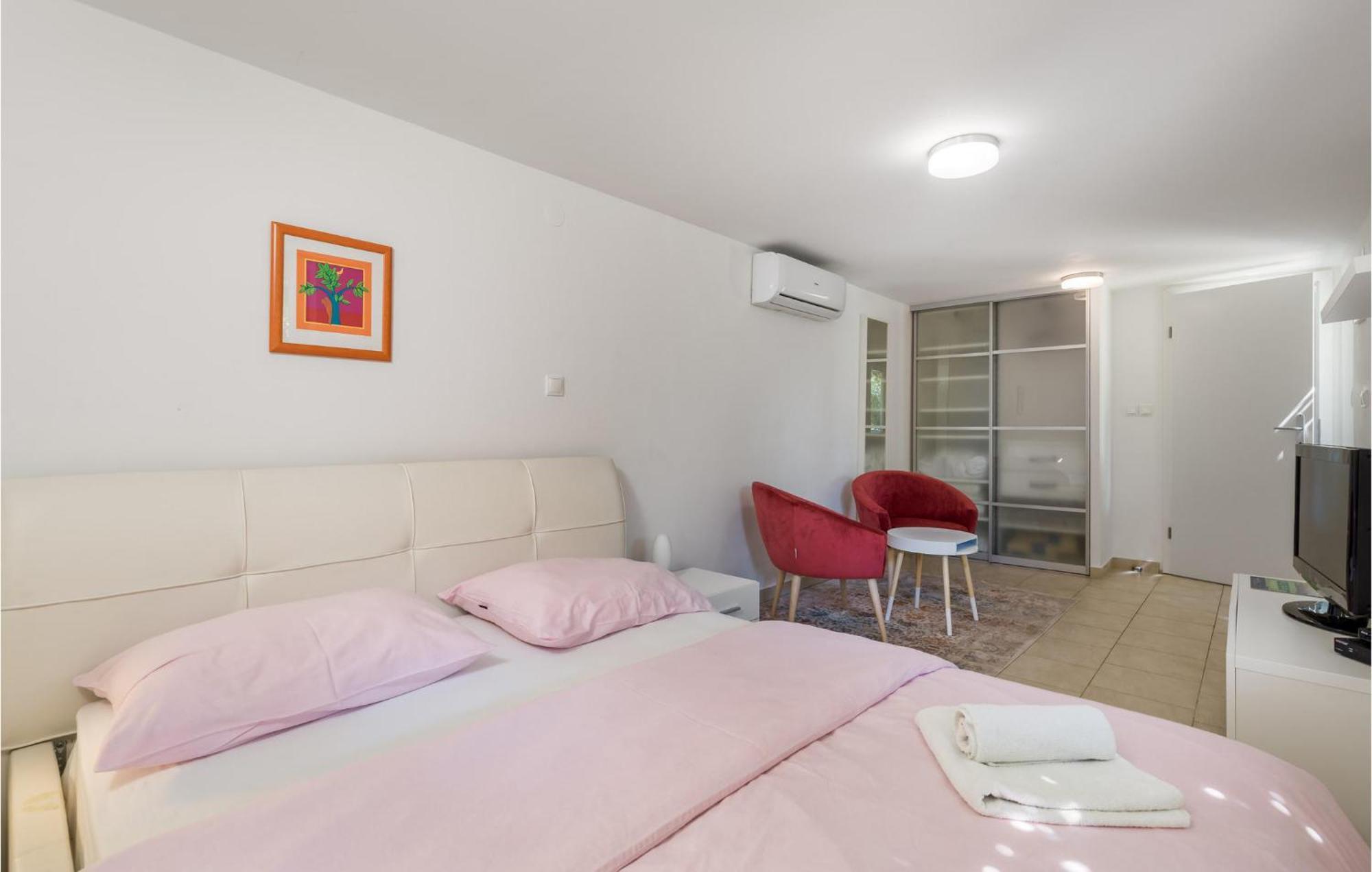 Nice Home In Krk With Kitchen クルク エクステリア 写真