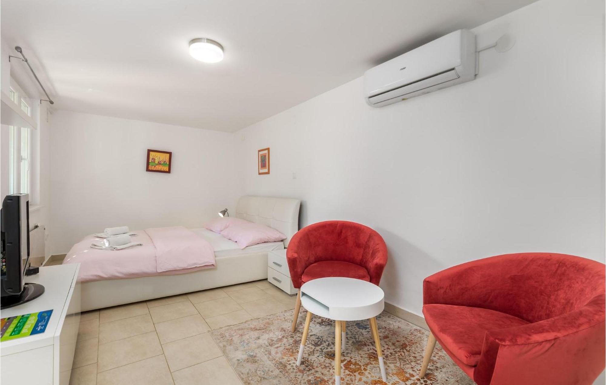 Nice Home In Krk With Kitchen クルク エクステリア 写真