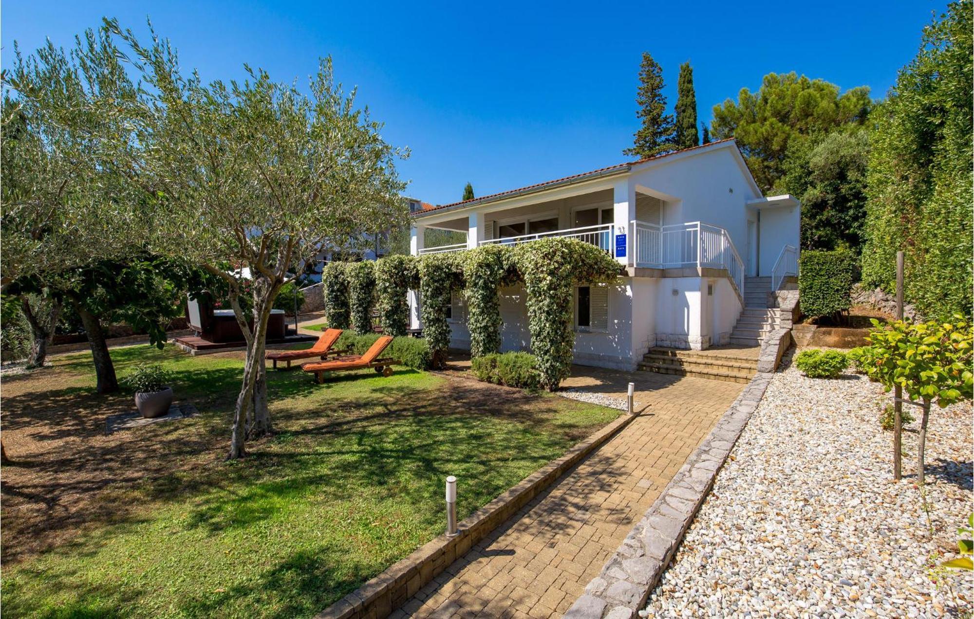 Nice Home In Krk With Kitchen クルク エクステリア 写真